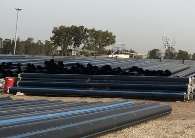 צנרת PVC וצנרת מוכנה ליציקה על גבי צינורות מוליכי מים חמים לפני יציקה במכונה בפוליאוריטן מוקצף. בבסיס צבאי בדרום הארץ