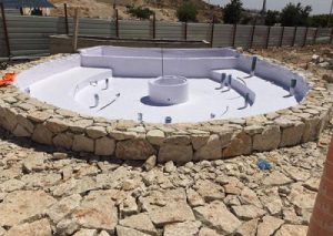 איטום פוליאוריאה בבריכת נוי מרכזית בפארק פסגת זאב בירושלים